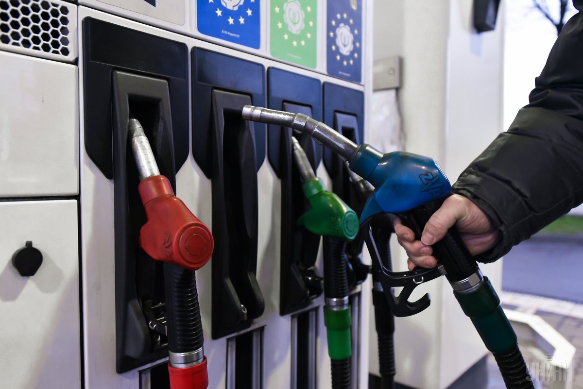 Продажи бензина для автомобилей через сеть АЗС в денежном выражении в июне составляют более 4,26 миллиарда гривен, дизтоплива - 3 миллиарда гривен, пропана и бутана - 1,7 миллиарда гривен